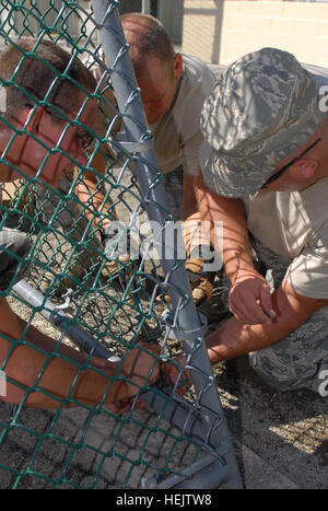 GUANTANAMO BAY auf Kuba – (von links nach rechts) Air Force Airman 1st Class Aaron Green, Air Force Master Sgt Roy Wann und Air Force Tech Sgt. James Decnan, Mitglieder von der Arkansas Air National Guard 188. Taktischer Kämpfer-Flügel für Joint Task Force Guantanamo 474th Expeditionary Tiefbau Squadron, bereitgestellt vervollständigen Feinschliff auf Fußball Netze für Häftlinge im Hof Erholung von Camp 6 , 8. Dezember 2009. Die 474th ECES unterstützt JTF Guantanamo durch die Aufrechterhaltung der Expeditionary rechtliche Bürokomplex und Camp Justice und Infrastruktur, sowie Verbesserung der Haftbedingungen Anlage Stockfoto