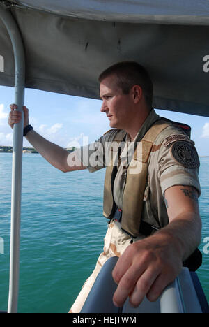 GUANTANAMO BAY auf Kuba – Küstenwache Petty Officer 3rd Class Michael Walker, ein Bootsmann Mate mit Sicherheit im Seeverkehr und Sicherheitsteam 91103, scannt den Horizont während einer Patrouille in US Naval Station Guantanamo Bay, 9. Dezember 2009. MSST 91103 wird hier eingesetzt, um maritime Anti-Terror und Gewalt Schutz Pflichten für Joint Task Force Guantanamo. JTF Guantanamo führt sicher, humane, rechtliche und transparente Pflege und Obhut der Gefangenen, einschließlich der Militärkommission und die verurteilten bestellt von einem Gericht freigegeben. Die JTF führt Intelligenzansammlung, Analyse und Verbreitung fo Stockfoto