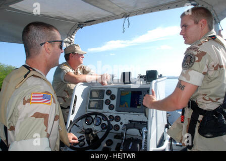 GUANTANAMO BAY auf Kuba – Coastguardsmen mit Sicherheit im Seeverkehr und Sicherheitsteam 91103 patrouillieren die Gewässer des US Naval Station Guantanamo Bay, 9. Dezember 2009. MSST 91103 wird hier eingesetzt, um maritime Anti-Terror und Gewalt Schutz Pflichten für Joint Task Force Guantanamo. JTF Guantanamo führt sicher, humane, rechtliche und transparente Pflege und Obhut der Gefangenen, einschließlich der Militärkommission und die verurteilten bestellt von einem Gericht freigegeben. Die JTF führt Intelligenzansammlung, Analyse und Verbreitung für den Schutz von Insassen und Personal im JTF Guantanamo fac Stockfoto