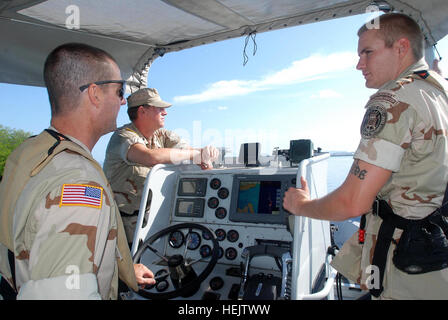 GUANTANAMO BAY, Kuba – Coastguardsmen mit der Sicherheit im Seeverkehr und Sicherheitsteam 91103 Patrouille an den Wassern von US Naval Station Guantanamo Bay, 9. Dezember 2009. MSST 91103 wird hier eingesetzt, um maritime Anti-Terror und Gewalt Schutz Pflichten für Joint Task Force Guantanamo. JTF Guantanamo führt sicher, humane, rechtliche und transparente Pflege und Obhut der Gefangenen, einschließlich der Militärkommission und die verurteilten bestellt von einem Gericht freigegeben. Die JTF führt Intelligenzansammlung, Analyse und Verbreitung für den Schutz von Insassen und Personal im JTF Guantan Stockfoto