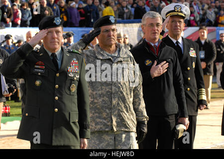 Leutnant General Franklin Hagenbeck, Armee-Stabschef General George Casey Jr., Secretary Of The Army John M. McHugh und Joint Chief Vorsitzenden Admiral Mike Mullen Rendern Auszeichnung während des Abspielens der Nationalhymne vor dem Start des Spiels 110. Army Navy am Lincoln Financial Field in Philadelphia, PA., 12. Dezember 2009. Das Army Navy-Spiel ist eine Tradition aus dem Jahr 1890. Es ist die letzten regulären Saison College-Football-Spiel und Inter-service "prahlen" auf der Linie. 110. Army Navy Spiel 231585 Stockfoto