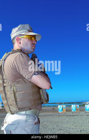 Coast Guard Petty Officer 3rd Class Robert Ketchum, Mitglied der Seeverkehrssicherheit und Sicherheitsteam 91103, wartet auf Anweisung vom Bereich Sicherheit Beamte während des m-16-Waffen-Qualifikation am Naval Station Guantanamo Bay. MSST-91103 wird für Naval Station Guantanamo Bay bereitgestellt Aufgaben maritime Anti-Terror und Gewalt Schutz für Joint Task Force Guantanamo. Waffentraining 233230 Stockfoto