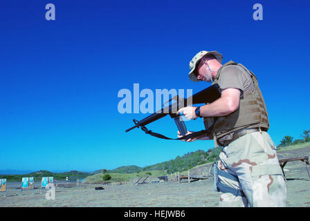 Coast Guard Lt. Ben Crowell, Mitglied der maritimen Sicherheit und Security Team 91103, Änderungen Zeitschriften auf seine m-16 Gewehr während Waffen Qualifikation, 14. Dezember 2009. MSST 91103 führte die Qualifikation Granadillo nächster US Naval Station Guantanamo Bay. MSST 91103 wird hier eingesetzt, um maritime Anti-Terror und Gewalt Schutz Pflichten für Joint Task Force Guantanamo. MSST 91103 reichen 233607 Stockfoto