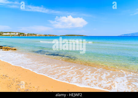 Blick auf Santa Maria Sandstrand mit azurblauen Meerwasser auf der Insel Küste von Paros, Griechenland Stockfoto