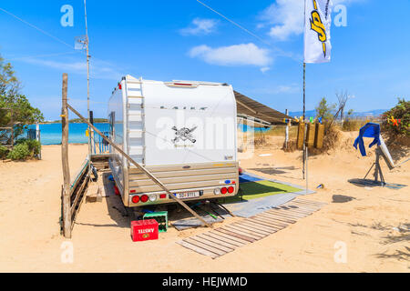 Insel PAROS, Griechenland - 20. Mai 2016: Wohnmobil parken am Sandstrand auf der Insel Küste von Paros, Griechenland. Stockfoto