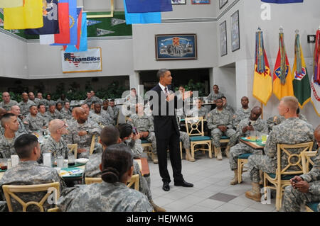 Präsident Barack Obama spricht mit Soldaten an der Stafford Dining Facility in Fort Bliss, Texas, 31. August 2010. Er besuchte Fort Bliss um Soldaten zu Ehren, die von der Post zur Unterstützung der Operation Iraqi Freedom eingesetzt haben. Präsident Obama besucht Fort Bliss 314437 Stockfoto