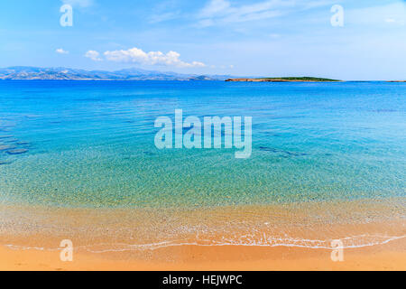 Blick auf den schönen Strand mit türkisblauem Meerwasser auf der Insel Paros, Griechenland Stockfoto