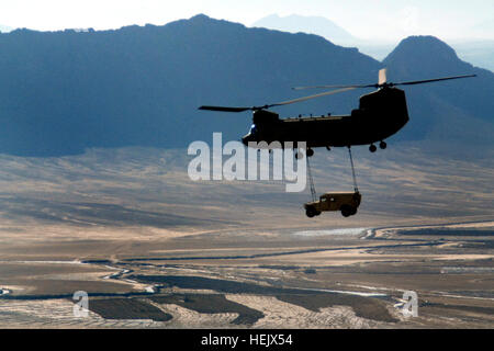 US Army CH-47F Chinook Helikopter Sling-laden eine hohe Mobilität fahrbaren Mehrzweckfahrzeug (HMMWV) über Provinz Kandahar, Afghanistan. Der CH-47F Chinook-Hubschrauber ist der neueste Chinook-Hubschrauber der Flotte und kann Sling-Last mehr als 10 tausend Pfund in einem Aufzug. Flickr - der US-Armee - Humvee transport Stockfoto