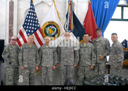 (Links nach rechts) Sgt. 1. Klasse Mike Schlitz, Sgt. Bill Congleton, Generalleutnant Charles H. Jacoby, Jr., Vereinigte Staaten Kräfte-Irak stellvertretender Kommandierender general der Operationen, Command Sergeant Major Frank Grippe, i. Korps Befehl Sergeant-Major, 1st Lt. Jim Kirchner, Captain Sam Brown und Sgt. 1. Klasse Joshua Olson-Pose für ein Foto in Jacoby Büro, am 1. Januar in Camp Sieg in Bagdad. Jacoby sprach mit den Soldaten über die positiven Effekte, die Betrieb richtige Ausfahrt auf ihre Fähigkeit zur Schließung nach ihren Verletzungen zu gewinnen hat. Betrieb richtige Ausfahrt 236334 Stockfoto