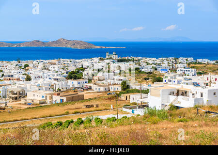 Ansicht von Naoussa Village und blauen Meer im Hintergrund, Insel Paros, Griechenland Stockfoto