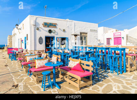 Hafen von NAOUSSA, PAROS Insel - 19. Mai 2016: Restaurants und Bars in Naoussa Hafen auf der Insel Paros, Griechenland. Stockfoto