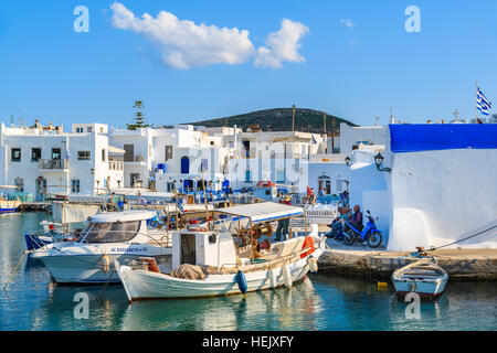 Hafen von NAOUSSA, PAROS Insel - 19. Mai 2016: Angelboote/Fischerboote festmachen im Hafen von Naoussa auf der Insel Paros, Griechenland. Stockfoto