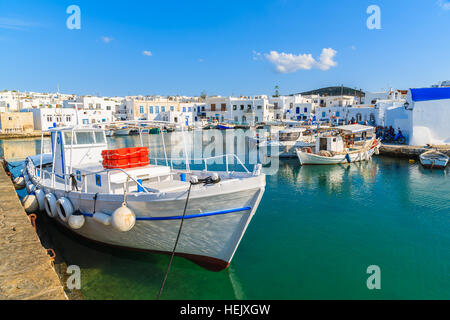 Angelboote/Fischerboote festmachen im Hafen von Naoussa auf der Insel Paros, Griechenland Stockfoto