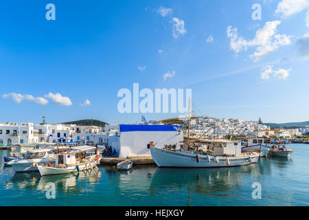 Angelboote/Fischerboote festmachen im Hafen von Naoussa auf der Insel Paros, Griechenland Stockfoto