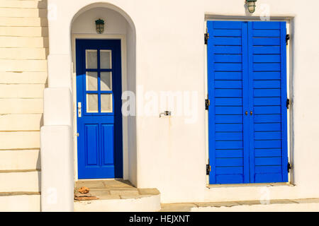 Blaue Tür typischen griechischen Haus auf der Insel Küste von Paros, Griechenland Stockfoto