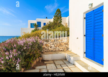 Innenhof des typischen griechischen Haus auf der Insel Küste von Paros, Griechenland Stockfoto