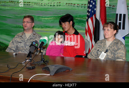 Dr. Robert Elwood, Leiter der Pädiatrie, Craig Joint Theater Hospital und Capt LaRita Abel, Krankenschwester Manager, CJTH, eine Pressekonferenz abhalten über Nazias anstehende Operation an Cinncinati Childrens Hospital mit afghanischen Medien in Bagram Air Field, 30 März. In der Mitte Nazia sitzt auf ihrem Bruder Hatiquallah Gardezis Runde. Sharbat Gula erhält Hilfe von Soldaten, Amerikaner 163494 Stockfoto