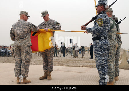 Unterstützt durch Command Sergeant Major Rory Malloy, die Senior eingetragen Unteroffizier verantwortlich für 1.. Kavallerie-Division, Generalmajor Daniel Bolger, Kommandeur der 1. CAV Div. rollt der Division Flagge für Gehäuse während einer Übertragung von Autorität Zeremonie durchgeführt am 13. Januar im Camp Liberty. Übernahm die ersten Armored Division des US-Division-Center Arbeitsumfeldes aus 1. Cav. Div. Iron Soldaten übernehmen Verantwortung für Bagdad Betriebsumgebung 239542 Stockfoto