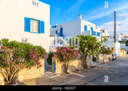 Straße mit typischen griechischen Häusern in Naoussa Dorf auf der Insel Paros, Griechenland Stockfoto