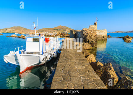 Angelboot/Fischerboot ankern in Naoussa Hafen auf der Insel Paros, Griechenland Stockfoto