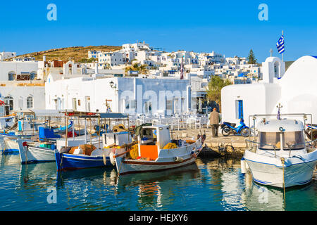 Angelboote/Fischerboote im Hafen von Naoussa, Insel Paros, Griechenland Stockfoto