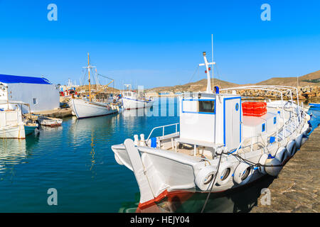 Angelboote/Fischerboote im Hafen von Naoussa, Insel Paros, Griechenland Stockfoto