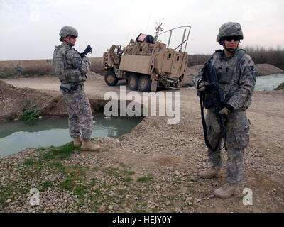 Sgt. Amber K. Kiper, ein LKW-Kommandant von Arcadia, Michigan, und Pfc. Meghan L. Granata, ein Kanonier aus Pioneertown, Kalifornien, ziehen Sie Sicherheit in der Provinz Ninewa Erwartung Q-West schnelle Eingreiftruppe für Bergung, Jan. 18. Beide dienen mit 3rd Platoon, 204. Military Police Company, 519th MP-Bataillon, mit Sitz in Fort Polk, Louisiana Eines der Zug Waffe LKW wurde in eine Doline verstrickt, während einer Routine-Patrouille, erfordern die Q-West Erholung QRF - besetzt mit C Company, 2. Bataillon, 198. kombinierte Waffen, 155. Brigade Combat Team aus Oxford und Indianola, Mississippi - Extrakt und Stockfoto