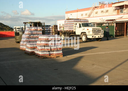 GUANTANAMO BAY auf Kuba – Mineralwasser ist bereit, auf Flugzeug abfliegen für Haiti am US Naval Station Guantanamo Bay, 17. Januar 2010 laden. Im Rahmen der Operation Unified Response sind Länder auf der ganzen Welt für die Opfer des Erdbebens 12. Januar 2010 Unterstützung. (JTF Guantanamo Foto von Army Lieutenant Colonel James Crabtree) Nicht KLASSIFIZIERT – für eine Veröffentlichung gelöscht. Kontaktieren Sie für weitere Informationen Joint Task Force Guantanamo Public Affairs bei 011-5399-3589; DSN 660-3589 www.jtfgtmo.southcom.mil evakuierte aus Haiti Kopf für den US-240958 Stockfoto