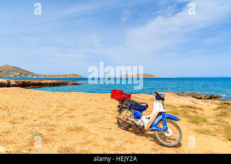 Insel PAROS, Griechenland - 21. Mai 2016: alte klassische Roller geparkt am Ufer von Paros Insel in der Nähe von Naoussa Stadt, Griechenland. Stockfoto