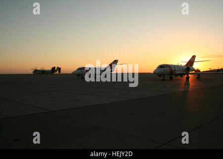 GUANTANAMO BAY, Kuba – Marine und Küstenwache, die Flugzeuge auf dem Flugplatz der US Naval Station Guantanamo Bay, 17. Januar 2010 zu betreiben. Im Rahmen der Operation Unified Response sind Länder auf der ganzen Welt für die Opfer des Erdbebens in Haiti 12. Januar 2010 Unterstützung. (JTF Guantanamo Foto von Army Lieutenant Colonel James Crabtree) Nicht KLASSIFIZIERT – für eine Veröffentlichung gelöscht. Kontaktieren Sie für weitere Informationen Joint Task Force Guantanamo Public Affairs bei 011-5399-3589; DSN 660-3589 www.jtfgtmo.southcom.mil evakuierte aus Haiti Kopf für den US-240956 Stockfoto