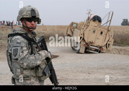 SPC. Cecil E. selbst, ein Eingeborener von Brunswick, Georgia, sorgt für Sicherheit bei einem Wiederherstellungsvorgang Fahrzeug in der Nähe eines Dorfes in der Provinz Ninewa, Jan. 18. Mitglied des 3rd Platoon, 204. Military Police Company, 519th MP-Bataillon, mit Sitz in Fort Polk, Louisiana, fuhr selbst eine Caiman Version des Mine-resistente, Ambush Protected Gun Trucks beim Durchlass zusammenbrach, Q-West nach seiner Genesung schnelle Eingreiftruppe, bemannt von den Mitgliedern des C Company, 2. Bataillon, 198. kombinierte Waffen, 155. Brigade Combat Team aus Oxford und Indianola Versand erfordern , Frl. Mississippi Gardisten erholen Fahrzeuge th Stockfoto