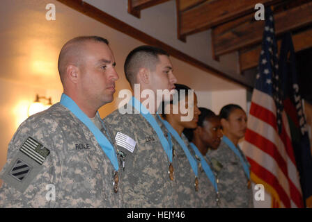 BAGRAM AIRFIELD, Afghanistan – (von links nach rechts) Sgt. 1. Klasse Shannon Ronje, 92nd Military Police Company, Staff Sgt Robert Luna, 82. Division spezielle Truppen Bataillon, Staff Sgt Alunda Hopkins, 25. Fernmeldebataillons, Staff Sgt Teneka Oliver, 32. Transportunternehmen und Staff Sgt Jeannie Tauala, 82. Division spezielle Truppen Bataillon wurden aufgenommen in den Sergeant Audie Murphy Club, Bagram Airfield, Afghanistan , Jan. 19. Jeder Soldat hatte nominiert werden, von ihrem Kommandanten für Induktion betrachtet werden, als auch vor fünf Befehl Unteroffiziere großen während einer mündlichen Board gehen Stockfoto