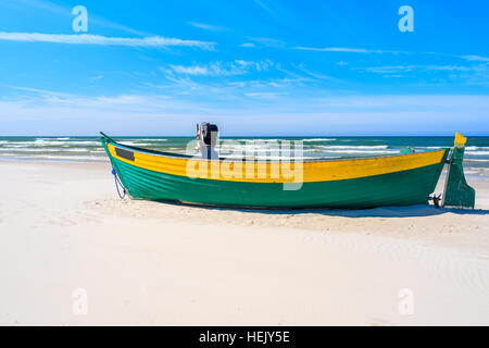 Bunte Fischerboot auf Debki Sandstrand, Ostsee, Polen Stockfoto