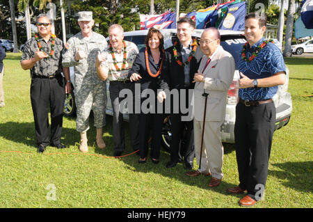 US Army Pacific statt einer Inbetriebnahme Zeremonie 22 Februar von Wasserstoff-Brennstoffzellen-Fahrzeuge auf Palm Kreis Fort Shafter auf Hawaii. Gastredner gedauert vor Fahrzeug darstellen. Von links nach rechts: George Kailiwai, Direktor von Ressourcen und Bewertung, US Pacific Command; Generalmajor Roger F. Mathews, stellvertretender Kommandant, US Army Pacific; Peter Carlisle, Bürgermeister der Stadt und Grafschaft von Honolulu; Grace Bochenek, Direktor der Tank und der Automobilforschung Entwicklung engineering Center; Charles Freese, Geschäftsführer von global Fuel Cell Activities für General Motors; Daniel Inouye, US-amerikanischer sen Stockfoto