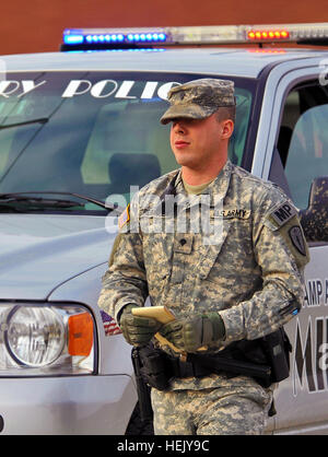 Military Police Officer Spc. Stephen Strebinger von South Bend ind., erhielt die Indiana Distinguished Service Medal am 7. Januar mit Hilfe eines automatisierten externen Defibrillators auf einen Mann leiden Herzstillstand, senden die erforderlichen Schock zu seinem Herzen und letztlich das Leben des Mannes im Camp Atterbury gemeinsame Manöver Training Center in zentralen Indiana speichern. Militärpolizist rettet zivile Auftragnehmer Leben 247424 Stockfoto