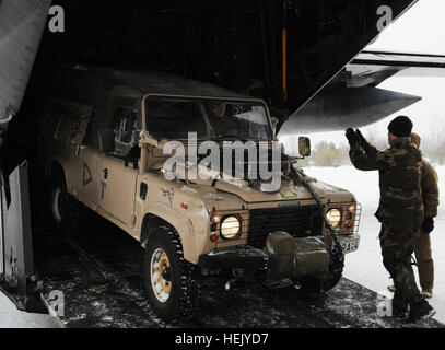 Ein US-Flieger aus der 352. Special Operations Group führt einen lettische Special Operation Forces (SOF) Soldaten fahren seinen Land Rover in einer MC - 130H Combat Talon 2 Flugzeug in Rukla Litauen, 29. Januar 2010. Litauischen und lettischen SOF Soldaten beteiligen sich an gemeinsamen kombinierte Übung Training mit Seglern aus US Naval Special Warfare Unit 2. (US Armee-Foto von Staff Sgt. Isaac A. Graham/freigegeben) Lettisch-Land Rover Defender Stockfoto