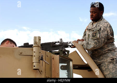 Ein Soldat des 3. Platoon, Delta-Kompanie, 1. Bataillon, 187. Infanterieregiment, 101. Luftlandedivision, montiert ein Maschinengewehr im Kaliber 50 auf einer Humvee-Brücke in der Al-Fatah-Brücke, Irak, um sich auf eine taktische Mission vorzubereiten. Stockfoto
