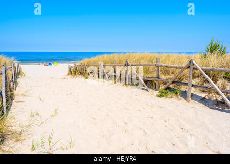 Weg zum Sandstrand auf Küste der Ostsee in der Nähe von Lubiatowo Dorf, Polen Stockfoto