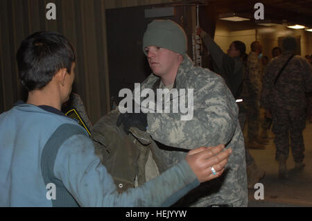 Armee Sgt. Joshua Cook Mitglied der 410 Militärpolizei Company von Fort Hood, Texas, suchen eine afghanische lokale nationale bevor er in den Bereich der Selektierung auf Bagram Afghanistan kommt. Militärangehörige Bagram Airfield, Afghanistan, zur Verfügung gestellt medizinische und humanitäre Hilfe afghanischen lokalen National, die Opfer einer Lawine in der Nähe von Salang Pass, Februar 9 waren. Salang Lawine 250003 Stockfoto