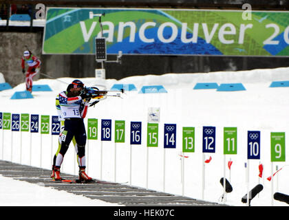 US Armee Welt Klasse Athlet Programm Biathletin Sgt. Jeremy Teela schießt auf den neunten Platz beendet in den Olympischen Männer 10-Kilometer-Sprint am 14. Februar im Whistler Olympic Park in British Columbia, Kanada. Jeremy Teela im Biathlon - Sprint der Herren 2010 Winter Olympics 2 Stockfoto