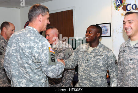 Das U.S. Army Forces Command würdigt ein Team der 268th Military Police Company, Tennessee Army National Guard, für die Teilnahme am FORSCOM Retrograde Team, um Ausrüstung zur Unterstützung der Task Force Sinai umzuverteilen und so die operative Effizienz und das Ressourcenmanagement zu verbessern. Stockfoto