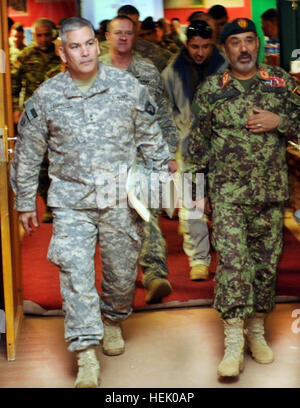 PAKTYA Provinz, Afghanistan – US-Armee Generalmajor John F. Campbell, Kommandeur der 101. Airborne Division und afghanischen nationalen Armee Generalmajor Abdul Khaliq, Kommandant der ANA 203. Donner Corps, finden ihren Weg auf das Tactical Operations Center auf Forward Operating Base Donners, 18. Februar. Campbell, zusammen mit der US Army Major General Stephen Townsend, stellvertretender Kommandierender general für Operationen der 101. besucht Combined Joint Task Force 82. Schlacht Raum erlangen Situationsbewusstsein in die bevorstehende Übertragung der Befehl Autorität an die 101.. (Foto: Andrew US Armee Sgt. Stockfoto