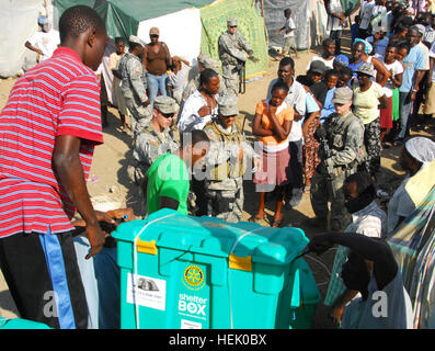 Einige haitianische Männer helfen, Zelte von einem LKW entladen, als Mitglieder eines zivilen Angelegenheiten vom U.S. Army Special Operations Command, überprüfen die Armbänder der Haitianer ein Hubraum-Camp in Port-au-Prince signalisieren, dass sie ein neues Zelt während einer Verteilung humanitärer Hilfe, 20 Februar erhalten sollen. Das zivile Angelegenheiten-Team führte den Betrieb gemeinsam mit der 82. US-Luftlandedivision und Shelter Box, eine Nichtregierungsorganisation, die fast 100 Zelte für das Camp zur Verfügung gestellt. Armee-Teams nutzen Vielfalt in Haiti 253439 Stockfoto