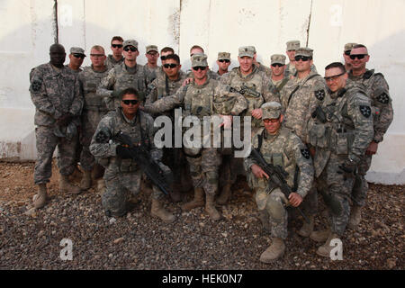 US-Soldaten aus 1-38. Infanterie-Bataillon, 4. Brigade der 2. Division, nimmt ein Foto mit 1. Core Command Sergeant Major Frank Grippe im Camp Liberty, Bagdad, Irak, März 3. Die Soldaten haben eine Mission zu verschiedenen irakischen Websites für Pre-Election Schlachtfeld Luftzirkulation geben einen Überblick über die Funktionsweise des Sektors vor den Wahlen. (Foto: U.S. Army Spc. Advin Illa-Medina/freigegeben) Vor den Wahlen Schlachtfeld Kreislauf 258303 Stockfoto