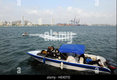 AG2 Nicholas Wissler (linke Jet-Ski), leitende Techniker; AG3 Tonja Boyle (richtige Jet-Ski), Techniker; und Lt. Larry Gulliver (Vorderseite des Bootes), expeditionary Abteilung Offizier, das gesamte Flotte Umfrage Team, US Navy, bewegen Sie Gerät aus der USNS Henson, der kolumbianischen Naval Base, Cartagena, Kolumbien, während ozeanographische südlichen Partnerschaft Station 10 mit Hilfe von Mitgliedern der kolumbianischen Marine. Die FST-Mitglieder zeigen Flachwasser Erhebungstechniken mit Jet-Skis während O-SPS10. O-SPS-10 ist ein gemeinsames Projekt wird durchgeführt, um die aktuellen ozeanographische und hydrographischen zeigen Stockfoto