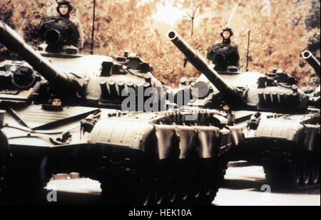 Links Vorderansicht eines Konvois von sowjetischen t-72 Kampfpanzer.  Von sowjetischen Militärmacht 1985. Sowjetischer Kampfpanzer t-72 Stockfoto