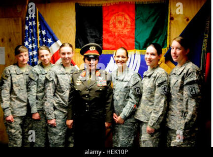 Gen.Khatol Mohammadzai, der ersten weiblichen Fallschirmspringer und General in der afghanischen Nationalarmee feiert internationalen Frauentag mit Soldatinnen, März 8. Bei Mohammadzai Besuch sie taufte den Ehrentitel "Sky Soldier", und sie bot aufmunternde Worte an Frauen im Militär dienen. RC-Ost feiert Frauentag 258239 Stockfoto