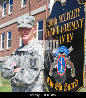 Sgt. Zachery Yeager, Militärpolizei für 289. Gesellschaft MP, 3d US Infanterie-Regiment (der alte Garde), steht stolz vor seiner Firma Schild, Aug. 11, am Joint Base Myer-Henderson Hall, VA. Als Abgeordneter für die alte Garde Yeager nicht nur polizeiliche Aufgaben ausführt, sondern auch zeremonielle unterstützt. Die alte Garde führt Denkmal Angelegenheiten zu Ehren unserer gefallenen Kameraden und feiern und besondere Anlässe, die Bürgerinnen und Bürger unseres Landes und der Welt ihre Geschichte mitzuteilen. Warum ich diene, Sgt. Zachery Yeager 447825 Stockfoto