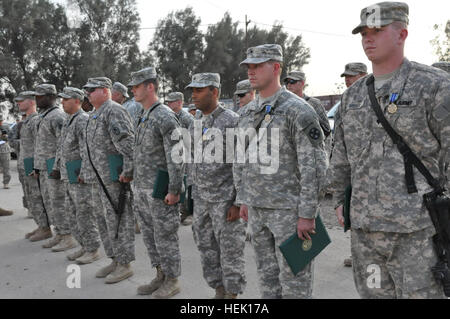 Soldaten der 1192nd Ingenieur Gesellschaft, eine vertikale Bau-Einheit aus Ohio, 621st Umfrage und Design-Team aus North Carolina und nach vorn Unterstützungskompanie von Massachusetts 101. Engineer Battalion, zusammengearbeitet, um eine Straße führt ins Theater Internierung Versöhnung auf Camp Taji zu konstruieren. Diese neue Straße ist Teil der Übergabe der TIRC an die irakische Armee. Am 14. März erhielt die Soldaten Army Achievement Medaillen von Mitgliedern der 89. Military Police Brigade, Fort Hood, Texas. Ingenieure für entscheidende Rolle bei der Umsatz von Taji Haftanstalt 263845 vergeben Stockfoto