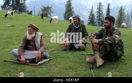 070719-A-6849A-365 - sprechen zwei afghanische nationale Armee-Soldaten mit einem lokalen afghanischen während Betrieb Saray hat 19 Juli in der Nähe von Forward Operating Base Naray, Afghanistan.  Die ANA arbeitete mit Hauptsitz und Headquarters Troop, 1. Staffel, 91. Kavallerie-Regiment (Airborne), während der Operation Saray hat. ANA-Soldaten in der Provinz Kunar Stockfoto